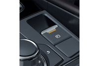 パーキングブレーキが従来の手動式から電動式に変更された。