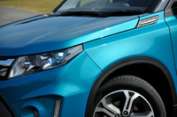 フタをかぶせたようなボンネットの形状や、多角形型のヘッドランプ、フェンダーの張り出しなど、フロントまわりの意匠は3代目「エスクード」に通じるものとなっている。