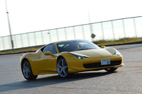 愛車「458イタリア」で、幻の多角形コーナリングに挑む筆者。（写真＝池之平昌信）