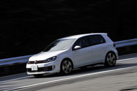 電子制御式ディファレンシャルロック“XDS”の搭載で、ハンドリングは敏捷性と安定性の両方を獲得。EDS（エレクトロニック・ディファレンシャルロック・システム）とともに、ESP（エレクトロニック・スタビリティ・プログラム）をもとにしたシステム。