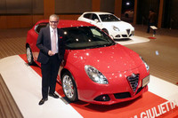 新型「アルファ・ロメオ ジュリエッタ」。かたわらに立つのは、フィアット・グループ・オートモービルズ・ジャパンのポンタス・ヘグストロム社長。