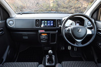 インテリアカラーはブラックのみ。シートやステアリングホイールのステッチなど、各所に赤がアクセントとして用いられている。