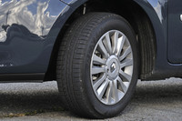 タイヤサイズは185/60R15。15インチのアルミホイールが標準で装備される。試乗車はダンロップSP SPORT 01タイヤを装着していた。