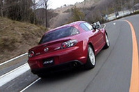 
	【ロータリーエンジンとは】
	世にある一般的な自動車エンジンは、シリンダーの中にあるピストンの往復直線運動で回転力を得るレシプロエンジン。ロータリーエンジンとは、楕円状のローターハウジング内に、三角形のオムスビ型ローターを配し、ローターの回転を直接利用する機構のこと。ローターと壁の間にできる容積がローターの回転とともに変化し、吸入-圧縮-膨張-排気の行程が連続して行われる。
	クランクとバルブがないため、小型で軽量、シンプルな仕組みとなるのがメリット。一方で燃焼室が扁平で完全燃焼がしにくく、またオイル消費量が多いというデメリットもある。量産しているメーカーは、世界でマツダのみ。
	 