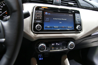 新型「マイクラ」のオーディオシステムでは、7インチのカラーディスプレイを通じて、ナビゲーション、携帯電話、Apple CarPlay経由のダウンロードによるアプリケーション、加えてSiriの音声コントロールを使用できる。