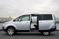 先代モデルにも一部グレードで両側スライドドアは選べましたが、今回からは全車両側電動スライドドアになりました。