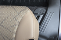 サイドシルに沿って設置された2列目シートのスライドレール。2列目シートは、リアのホイールハウスを避けるために、斜めにスライドする構造となっている。