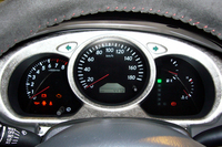 プラチナ箔でコーティングされた、メーターパネル。