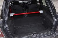 軽量化のためにリアシートは撤去。ボディー剛性を高めるための、赤いインナーバーが物々しい。