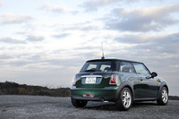 リアのコンビネーションランプ内に、LEDライトが備わるようになったのもマイチェンでの変化。標準装備されるホイールのデザインが変更されたほか、5種類の新しいデザインのホイールがオプションのリストに加わった。