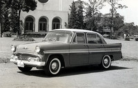 クラウンに対抗すべく57年に登場した「初代スカイライン」のデラックス・モデル。当時のアメリカ車を5ナンバー枠に縮小したようなスタイリングだが、バックボーントレー式フレームに前はダブルウィッシュボーン／コイルの独立、後ろはド・ディオン・アクスルという特徴的なサスペンションを持ち、エンジンは直4OHV1484cc・60psだった。