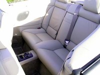 横転時の安全性確保のため、車両が40度以上傾くと、0.2秒以内にリアヘッドレスト後方から2本のU字型プロテクションバーが立ち上がる。もちろん、フロントのAピラーは強化され、ロールバーとしての役割も果たす。