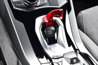 おなじみ、引き上げ式ガードバー付きのエンジンスターター。“お祭り的演出”は万全だ。