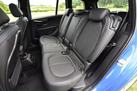 2列目シートには3分割式の可等機構に加え、左右独立式（6：4分割）のスライド調整機構が備わる。