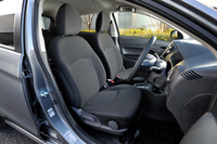 「1.2G」のフロントシートまわり。インテリアカラーはボディーカラーに応じてブラックのモノトーン、もしくはブラックとアイボリーのツートンカラーが用意される。
    