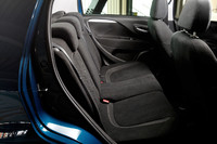 ユニークなシート柄は後席にも採用される。