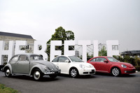 写真左から、オリジナルの「タイプ1」こと初代「ビートル」、「ニュービートル」、そして新型の「ザ・ビートル」。