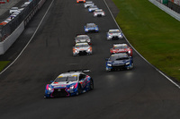 GT500クラスのスタートシーン。ポールスタートのNo.6 WAKO'S 4CR RC Fが第1コーナーに進入する。