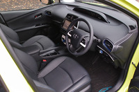 新型「プリウス」のインテリア。写真はブラックのインテリアカラーのもの。