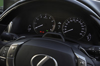 メーターは二眼式で、左がタコメーター、右がスピードメーター。それぞれ8000rpm（レッドゾーンは6600rpmから）と260km/hまで刻まれている。