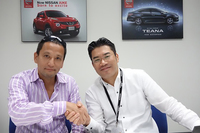 小沢コージ（左）と、日産モータータイランドの吉本浩之社長（右）。