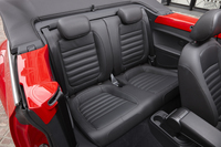 リアシートは完全2人乗り。従来モデルとは違い、5：5の分割可倒機構が備わっている。