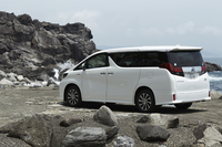 躍動感を演出したというサイドビュー。中でも、フィンのように見えるBピラー部のデザインが目を引く。