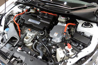 ボンネットの下に収まる「SPORT HYBRID i-MMD」のパワーユニット。