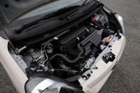 「ミラ イース」の658cc直3エンジンは、燃費に定評のある「ムーヴ」のKF型ユニットをベースに、各部の摩擦抵抗を低減するなどのリファインを施したもの。JC08モードで30.0km/リッター、10・15モードでは32.0km/リッター（ともにFF車）の燃費を実現した。