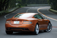 「ヴィラージュ」の名は、1980年代に誕生したアストン・マーティンのリバイバル。新型は「DB9」の兄弟車として2011年のジュネーブショーでデビューした。当然、シルエットも「DB9」似。