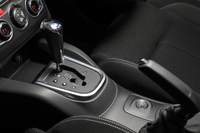 トランスミッションはトルコン式の6段AT。幅広い領域でロックアップ機構を働かせるとともに、ギアレシオをハイギアード化することで、燃費性能が高められている。