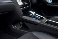 シフトセレクターの下部にはコンソールポケットが備わる。