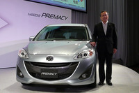 新型「プレマシー」とマツダの山内孝代表取締役会長 社長兼CEO。「よりいっそう人と環境に優しいミニバンになった」と新型を評した。