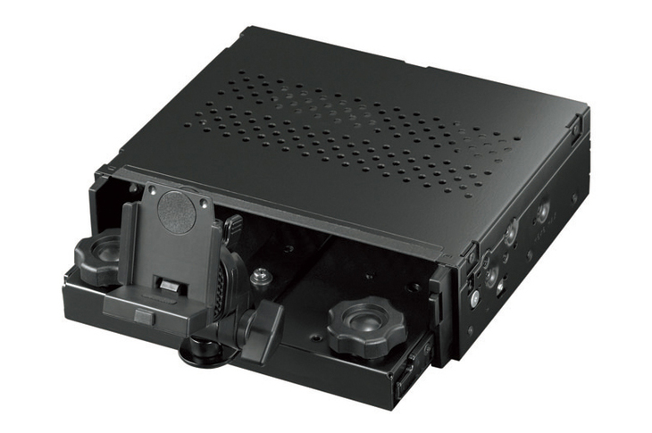 インパネ上部に1DIN（180×50mm）の小物入れなどがあれば、この1DIN取り付け用キットと入れ替えてゴリラをスマートに固定できる。ただしゴリラを収納することはできない。