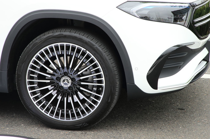 タイヤサイズは、標準仕様が235/55R18、「AMGライン」が235/45R20となる。