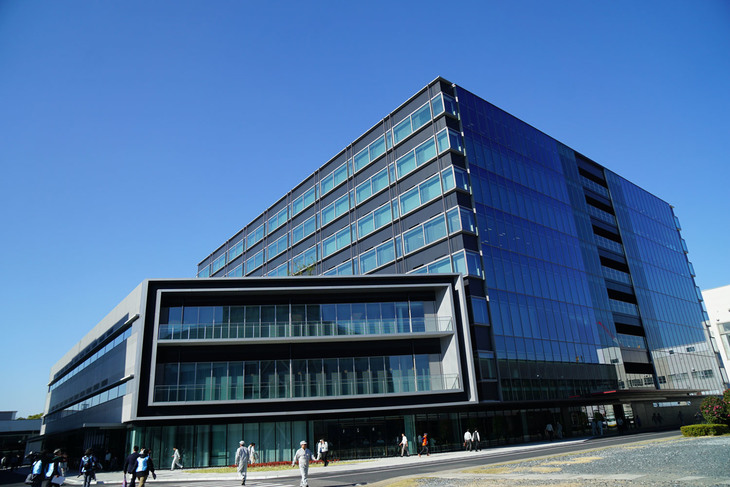 地上8階建てとなる新たなオフィスビルには、最大で2000人が入居可能なオフィスエリアや1800人を収容可能な大食堂がある。