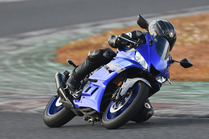 250ccクラスでありながら、7000～1万4000rpmという幅広い回転域を使って走れる「YZF-R25」。ハンドリングとスロットル／ブレーキ操作に専念できる、スポーツライディングのよき教材である。