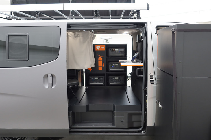 日産ディザスターサポートスペック（折り畳みテーブルのある作業スペース）