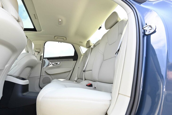 2940mmのホイールベースが確保される「S90」の後席は広々としている。ただ足元はフルフラットではなく、中央席前方が高くなっている。