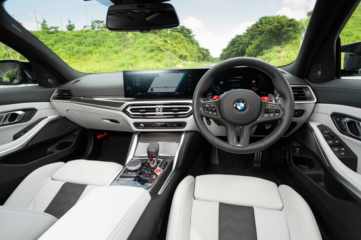 BMWの最新モデルに共通の「カーブドディスプレイ」を搭載。今回の試乗車はオプションの「Mカーボントリムパッケージ」によって内装がレーシーに仕立てられている。