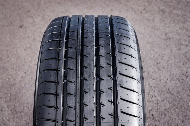 4本のストレートグルーブに、イン側の細いグルーブを加えたスポーティーなデザインが特徴となる「アドバンV61」のトレッドパターン。ウエット走行時の排水性を高めるとともに、耐ハイドロプレーニング性能にも優れているという。「重心の高いSUVのふらつきを抑え、静かでウエット路面に強いタイヤ」が開発のテーマとされた。