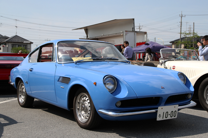 1965年「ASA1000GT」。フェラーリが企画したものの、諸事情により生産化を断念したフェラリーナ（小型フェラーリ）の製造権を買い取ったASAが100台ほど生産したモデル。スタイリングはベルトーネ時代のジウジアーロ、シャシー設計はフェラーリ出身のジオット・ビッザリーニ、1リッター直4 SOHCエンジンの設計も元フェラーリのカルロ・キティというオールスターキャストによる珠玉のGTである。