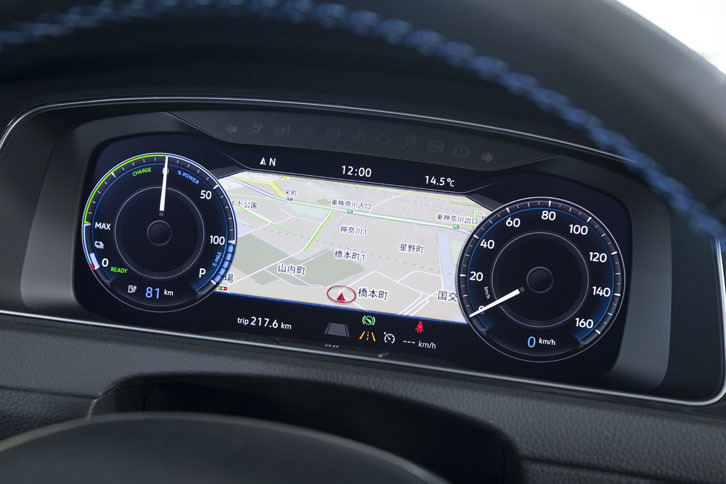 フル液晶メーターパネルの「アクティブインフォディスプレイ」は、セットオプションの「テクノロジーパッケージ」に含まれる装備のひとつ。