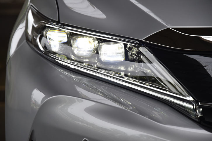 ヘッドランプは、3眼式の新デザインに。ターボ車のものは、ハイビーム、ロービームともにLEDが採用されている。