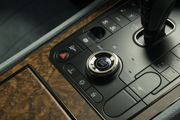 センターコンソールには、始動ボタンやドライブモードセレクターのほか、走行にかかわるスイッチ類が整然と並ぶ。