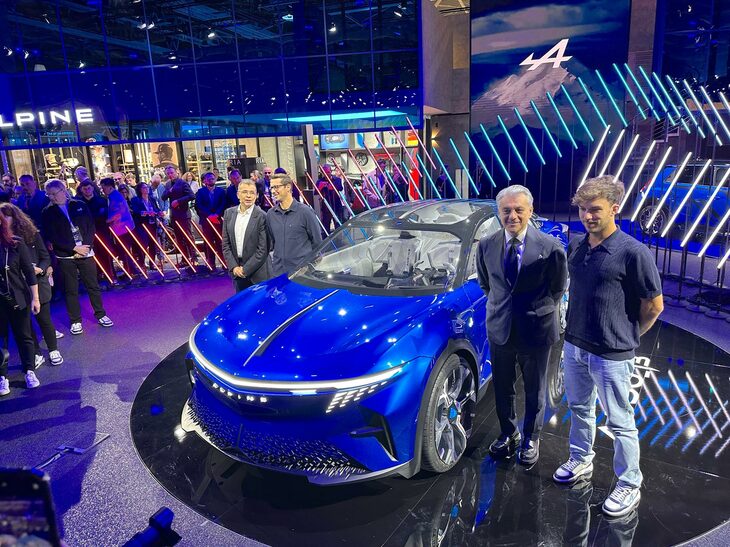 2025年5月にパリで行われた「アルピーヌA390_β」のワールドプレミアより、プレゼンテーション後のフォトセッションの様子。右はアルピーヌF1チームのドライバーであるピエール・ガスリー選手、左がデメオ氏。