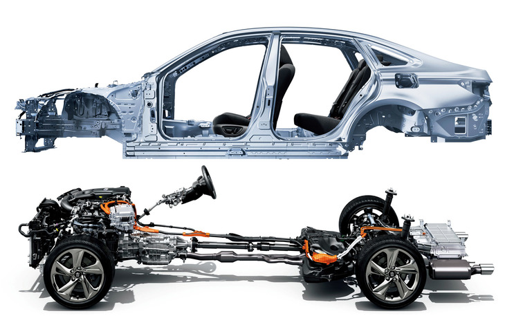 先代にあたる15代目「クラウン」のFRプラットフォームは、全幅を1.8m以内に抑えるため、2つのプラットフォームをつなぎ合わせたような特殊な構造をしていた。