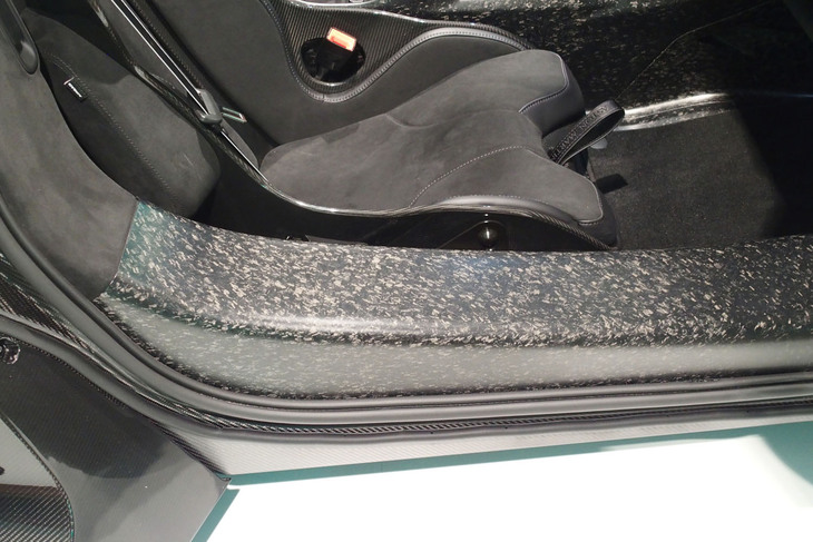 アストンマーティン・ヴァルハラ（サイドシル）