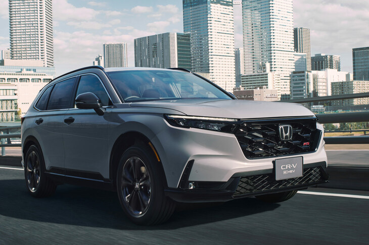 米国では2022年9月に発売された6代目「ホンダCR-V」。現行CR-Vは、当初は日本で販売する予定はなかったが、2025年12月に導入が発表された。かつては「トヨタRAV4」のライバルだったが、今では（特に日本では）より上級な、アッパークラスのSUVとしてユーザーに訴求している。……ただ、マーケットの反応はいまひとつのようだ。