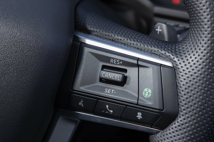 全車速対応のアダプティブクルーズコントロールと車線維持支援機能を標準装備。マップデータを使ってカーブや分岐などでは適切な速度に調整してくれる。